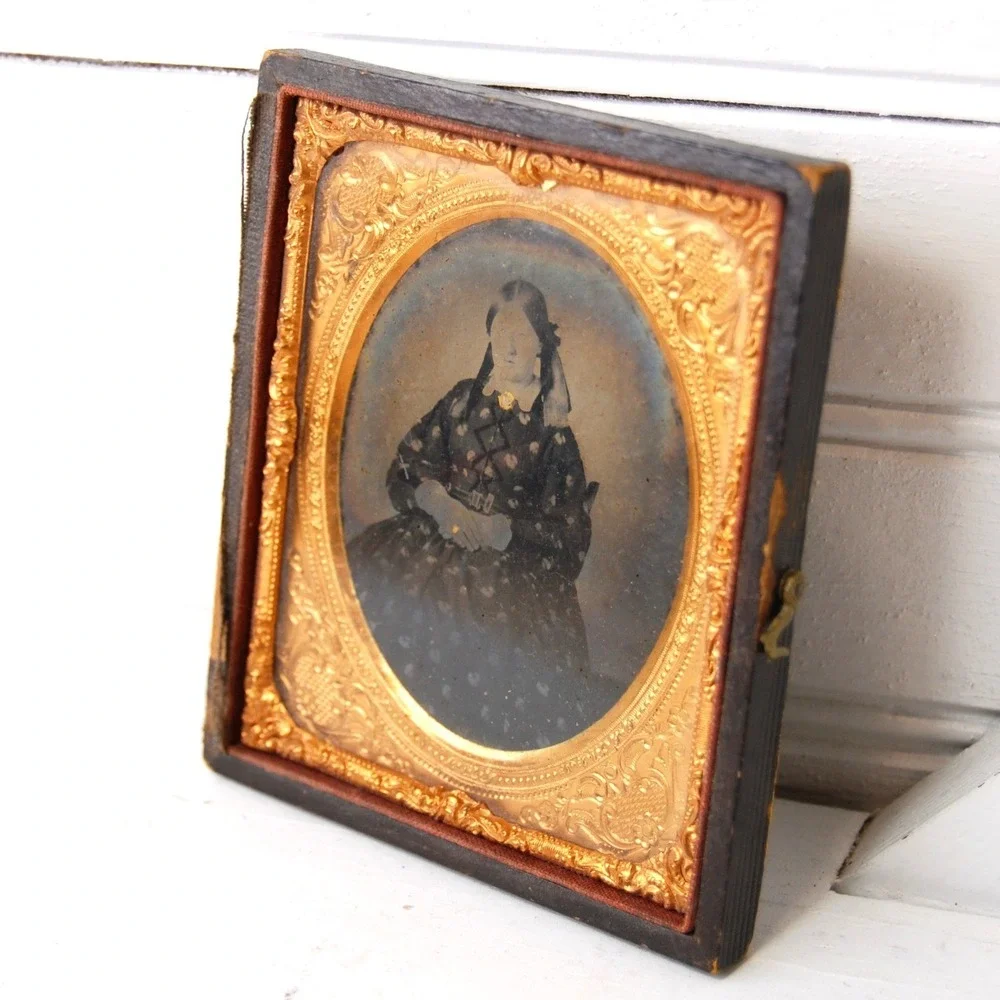 Antique Daguerrotype photo Possible Post Mortem Tintype Women‎ picture frame